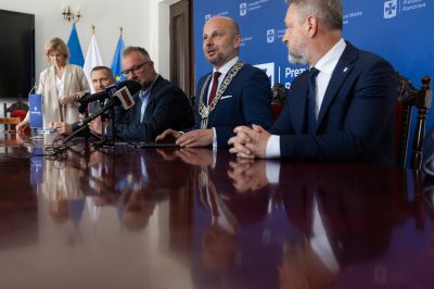 zdjęcie z podpisania umowy Prezydenta Miasta Rzeszowa z dyrektorem firmy Eurovia Regionu Południe, fot. Grzegorz Bukała, Urząd Miasta Rzeszowa